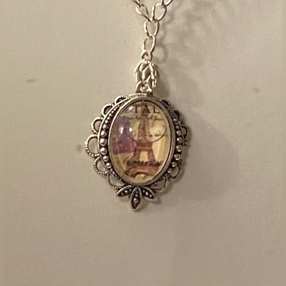 NEW Beautiful Paris/Eiffel Tower pendant